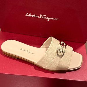 Salvatore Ferragamo ORIA 10. NWB